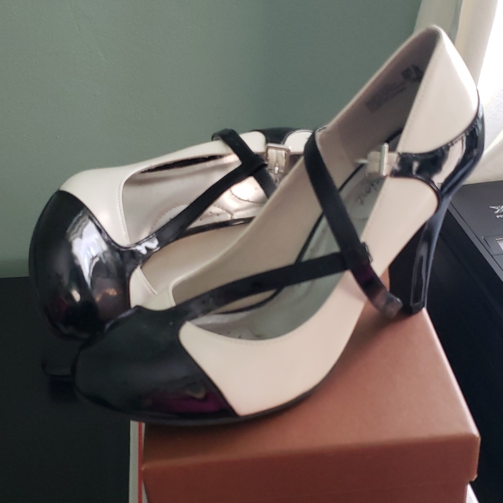 Dex Flex Patent Heels Size 8